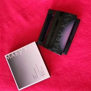 New Mary Kay .. 💰Compact with free brush